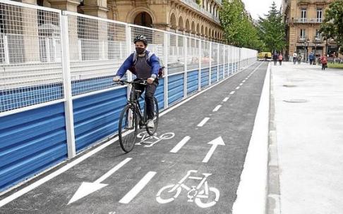 Un ciclista transita, ayer, por el nuevo tramo de bidegorri junto a la acera de la plaza del Buen Pastor, liberada de obras.
