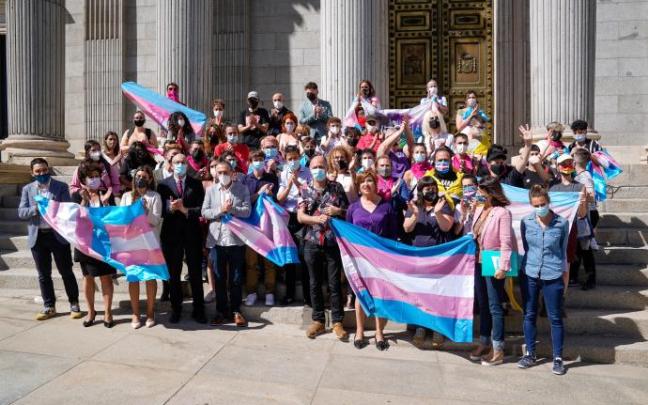 Activistas protestan a favor de la ley trans frente al Congreso de los Diputados,