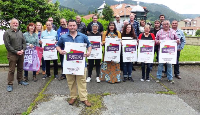 Javier Fernández, en en primer plano, durante la campaña para las elecciones municipales de 2019 en la lista de Elkarrekin Podemos.