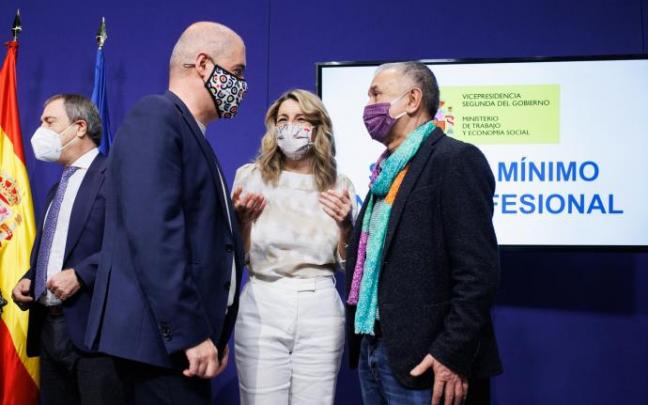 La vicepresidenta Yolanda Díaz, junto a los líderes sindicales.