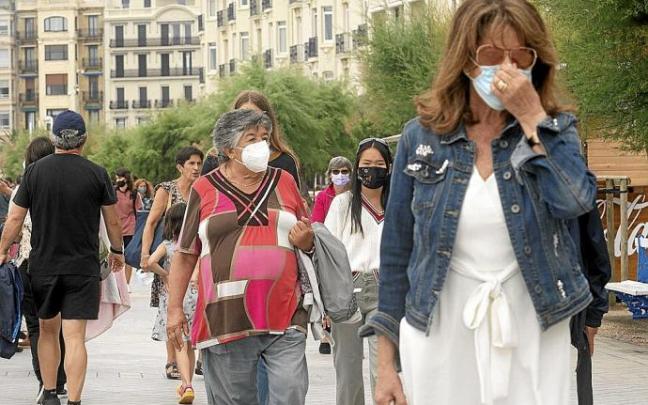 Varias personas, protegidas con mascarilla, pasean por Donostia. Foto: Ruben Plaza