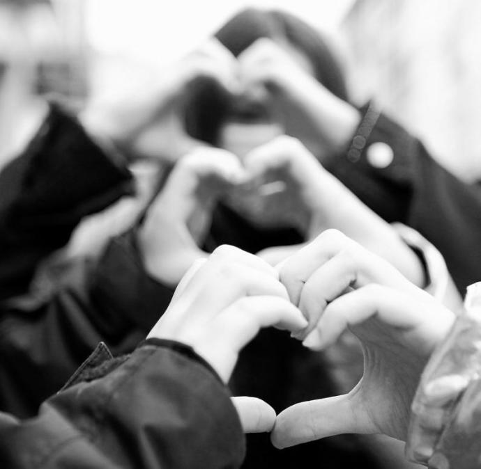 Tres jóvenes hacen la silueta de un corazón con sus manos. Foto: Pilar Barco