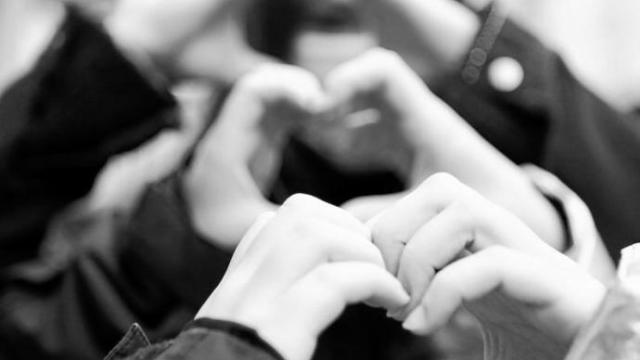 Tres jóvenes hacen la silueta de un corazón con sus manos. Foto: Pilar Barco Tres jóvenes hacen la silueta de un corazón con sus manos. Foto: Pilar Barco