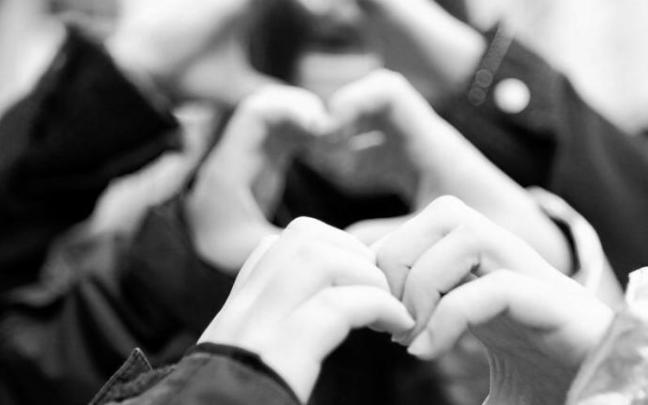 Tres jóvenes hacen la silueta de un corazón con sus manos. Foto: Pilar Barco