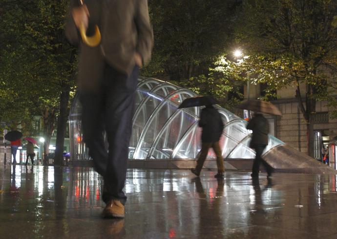 Varias personas transitan junto a un 'fosterito'.