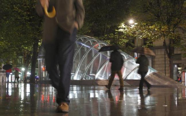 Varias personas transitan junto a un 'fosterito'.