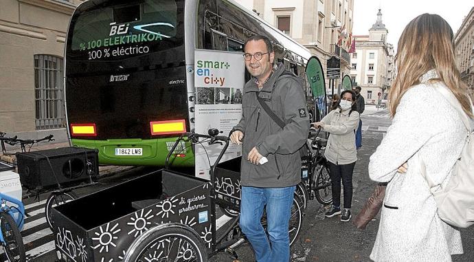 Decenas de gasteiztarras se acercaron ayer para conocer el nuevo autobús eléctrico de Vitoria. Foto: Josu Chavarri