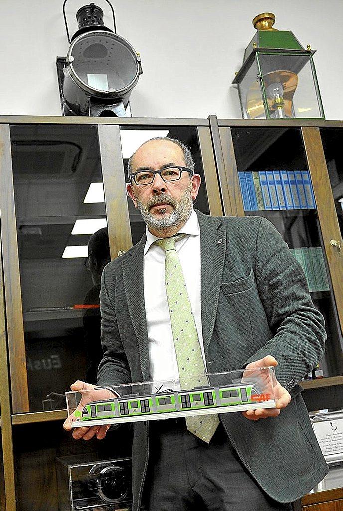 El director de Euskotren con una maqueta del tranvía. Foto: O. González