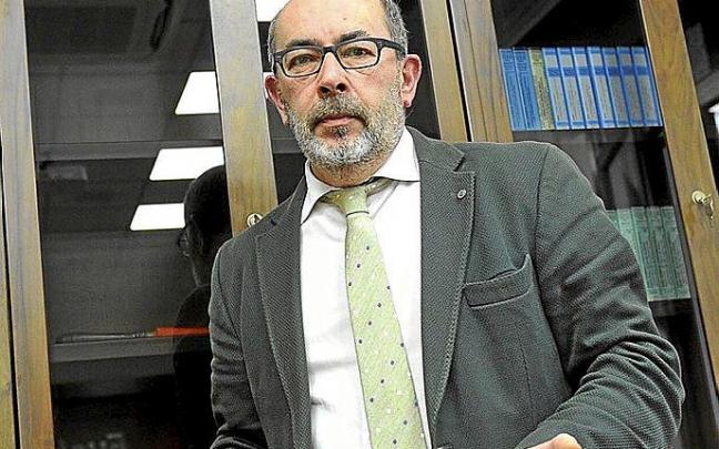 El director de Euskotren con una maqueta del tranvía. Foto: O. González