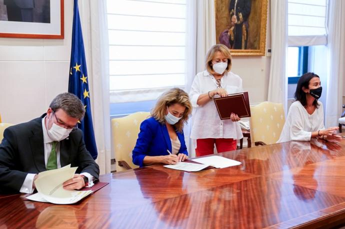 El alcalde de Bilbao, Juan María Aburto; la ministra de Transportes, Movilidad y Agenda Urbana, Raquel Sánchez Jiménez, y la presidenta de Adif, Isabel Pardo de Vera, durante la firma del convenio