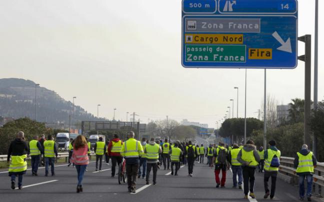 Transportistas autónomos vuelven a cortar la Ronda Litoral de Barcelona.