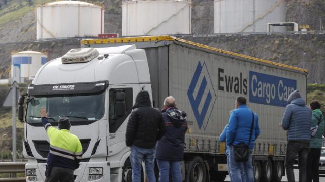 Un grupo de piquetes increpa a algunos tranportistas.