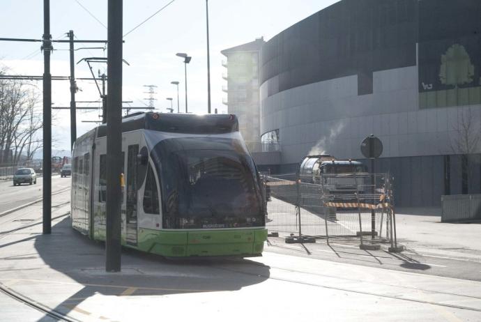 Convoy del tranvía circulando por la capital alavesa, ajeno a la información.