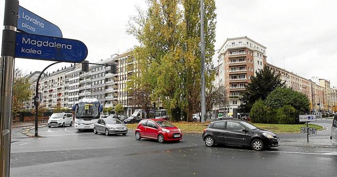 La extensión del metro ligero hacia el oeste tendrá lugar en el entorno de la rotonda de Lovaina, punto neurálgico desde donde partirán los convoyes. Ahora hay que decidir si el avance se hace por Madre Vedruna o Adriano VI.Fotos: Alex Larretxi / Jorge Mu