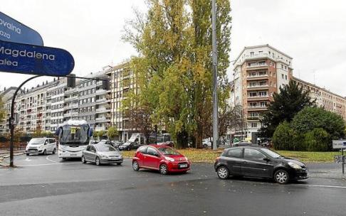La extensión del metro ligero hacia el oeste tendrá lugar en el entorno de la rotonda de Lovaina, punto neurálgico desde donde partirán los convoyes. Ahora hay que decidir si el avance se hace por Madre Vedruna o Adriano VI.Fotos: Alex Larretxi / Jorge Mu