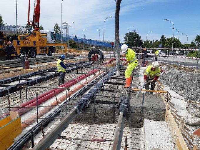 Se inician los trabajos de hormigonado de vía en la rotonda que conecta el Paseo de la Ilíada con la calle Astrónomos