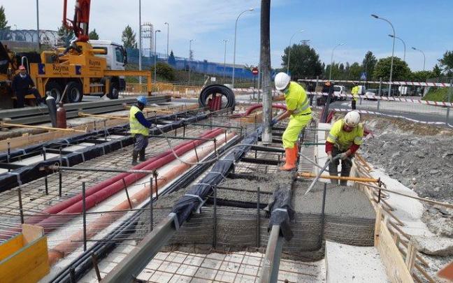 Se inician los trabajos de hormigonado de vía en la rotonda que conecta el Paseo de la Ilíada con la calle Astrónomos