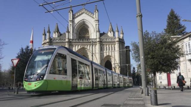 El tranvía a su paso por el centro de Vitoria. El tranvía a su paso por el centro de Vitoria.
