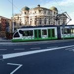 Unidad de tranvía pasando por el tramo que será renovado.