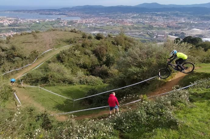 El recorrido se inicia en Barrionuevo con un zig zag diseñado para templar la velocidad de descenso antes del gran desnivel.