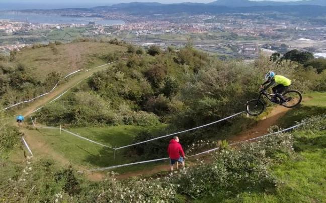 El recorrido se inicia en Barrionuevo con un zig zag diseñado para templar la velocidad de descenso antes del gran desnivel.