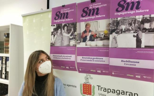 Martínez observa los carteles de varias comerciantes.