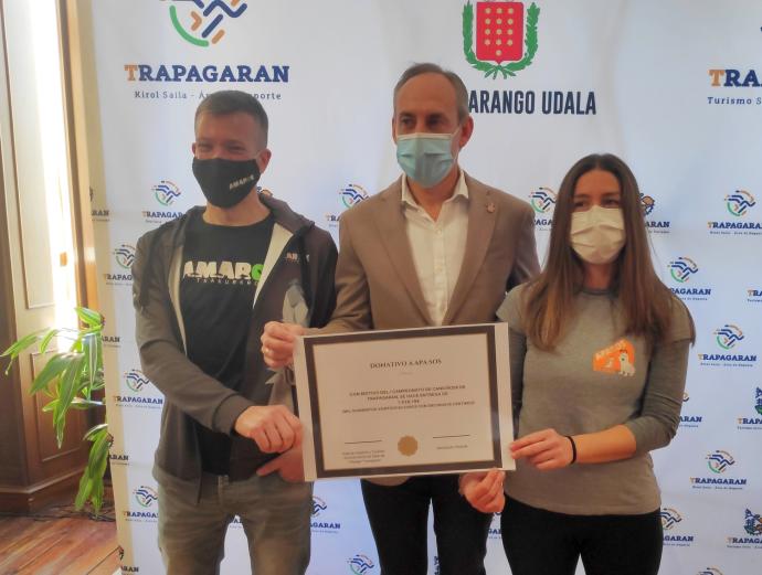 Momento de la entrega del cheque del txakurkross.