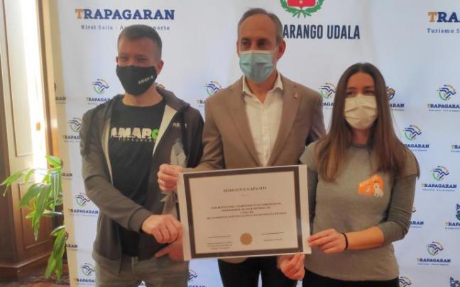 Momento de la entrega del cheque del txakurkross.