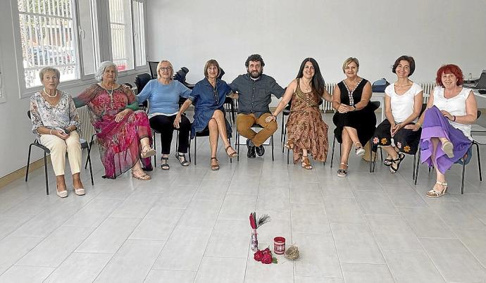 Las integrantes del círculo de mujeres de Peralta, tras terminar la penúltima de las sesiones, con los impulsores del proyecto Josu y Reme.