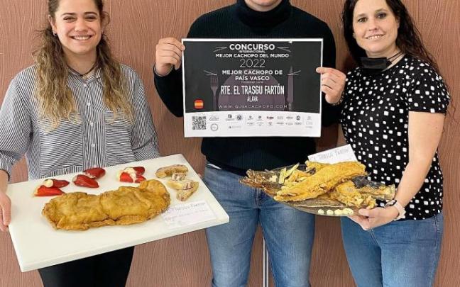Los responsables de El Trasgu Fartón posan en Oviedo tras ganar el premio