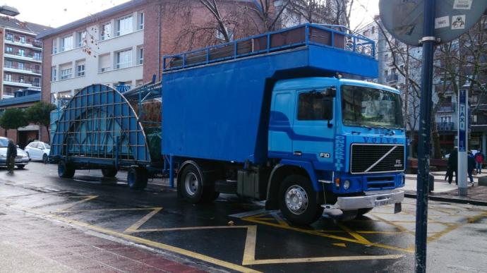 El carrusel desmontado inicia su traslado en un tráiler hacia la plaza de la Constitución.