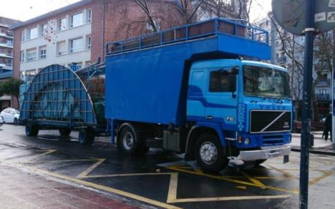 El carrusel desmontado inicia su traslado en un tráiler hacia la plaza de la Constitución.
