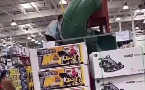 El niño se subió a un tobogán de decoración. El niño se subió a un tobogán de decoración.