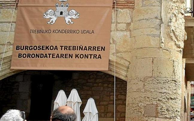 Exterior del ayuntamiento de Trebiño. Foto: P.J.P.