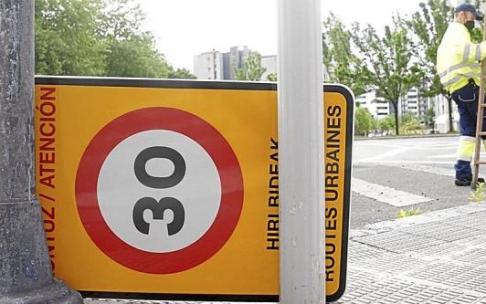 Una señal de entrada en Zona 30, lista para ser colocada.