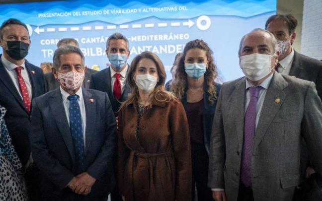 Cargos institucionales durante la presentación del informe sobre el 'tren rápido' entre Santander y Bilbao. Cargos institucionales durante la presentación del informe sobre el 'tren rápido' entre Santander y Bilbao.