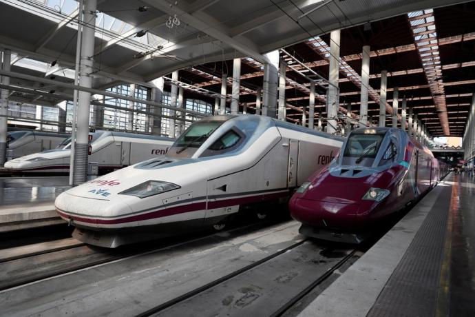 Tren de alta velocidad estacionado en Madrid.