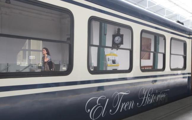 Vista de uno de los trenes que se utilizó anteriormente para cubrir el servicio de turismo ferroviario por Enkarterri