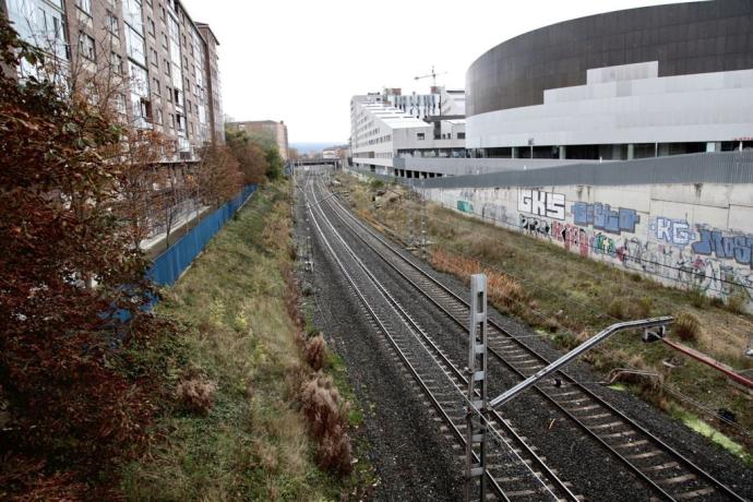 Vista de las vías del tren a su paso junto al Iradier Arena