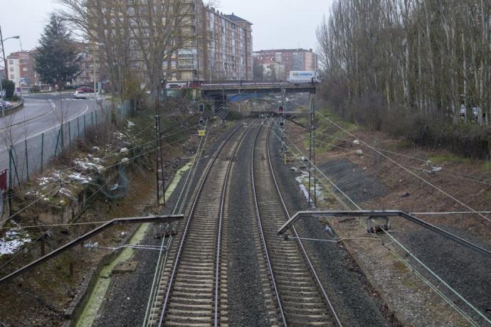 Vista de las vías del tren del corredor ferroviario a su paso por Vitoria