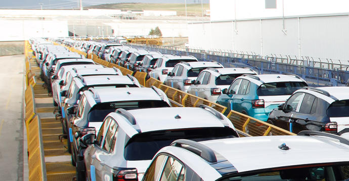 Coches preparados para salir en tren de VW Navarra.