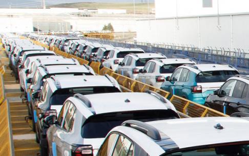 Coches preparados para salir en tren de VW Navarra.