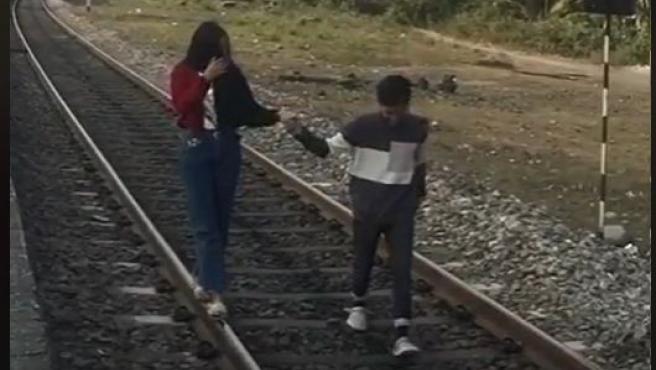 Dos 'tiktokers' mientras grababan un vídeo en las vías del tren.