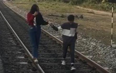 Dos 'tiktokers' mientras grababan un vídeo en las vías del tren. Dos 'tiktokers' mientras grababan un vídeo en las vías del tren.
