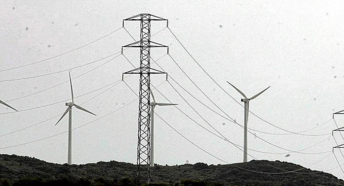 Torres de alta tensión para evacuar la energía producida por un parque eólico. Foto: Javier Bergasa