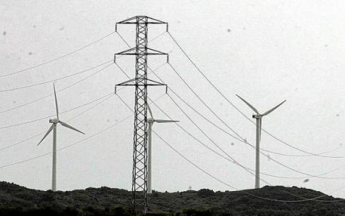 Torres de alta tensión para evacuar la energía producida por un parque eólico. Foto: Javier Bergasa