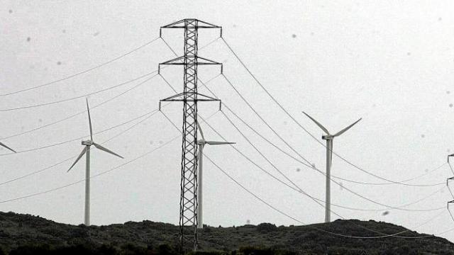 Torres de alta tensión para evacuar la energía producida por un parque eólico. Foto: Javier Bergasa Torres de alta tensión para evacuar la energía producida por un parque eólico. Foto: Javier Bergasa