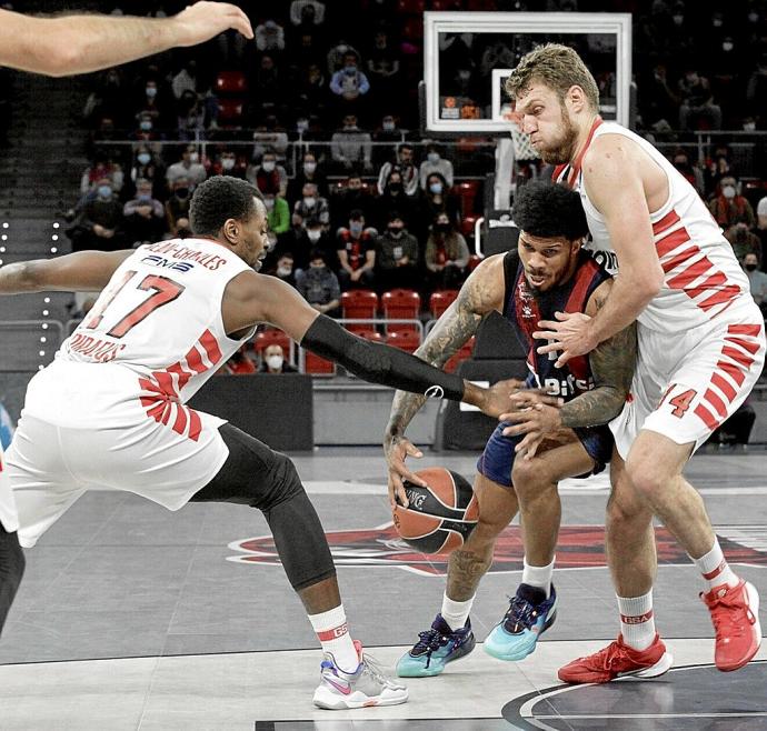 Lamar Peters es hostigado por Vezenkov en su intento de avanzar hacia canasta. Foto: Pilar Barco