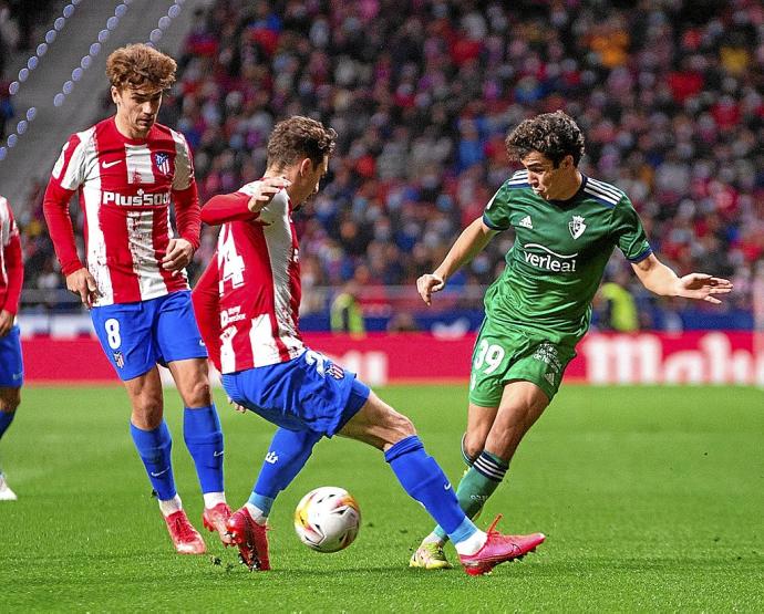 Vrsaljko frena un avance de Manu Sánchez por la banda izquierda en presencia de Griezmann.