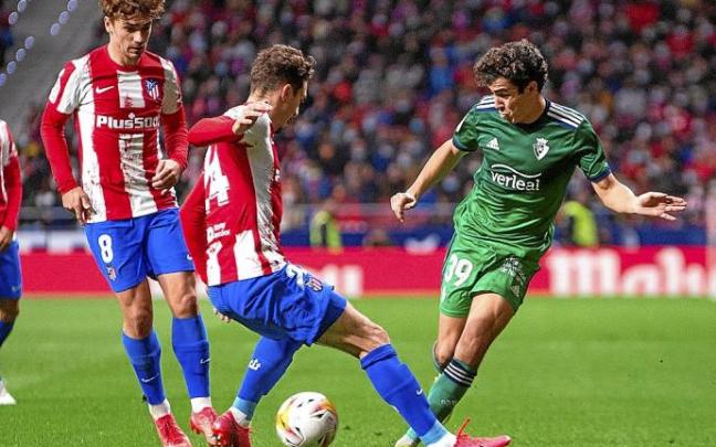 Vrsaljko frena un avance de Manu Sánchez por la banda izquierda en presencia de Griezmann.